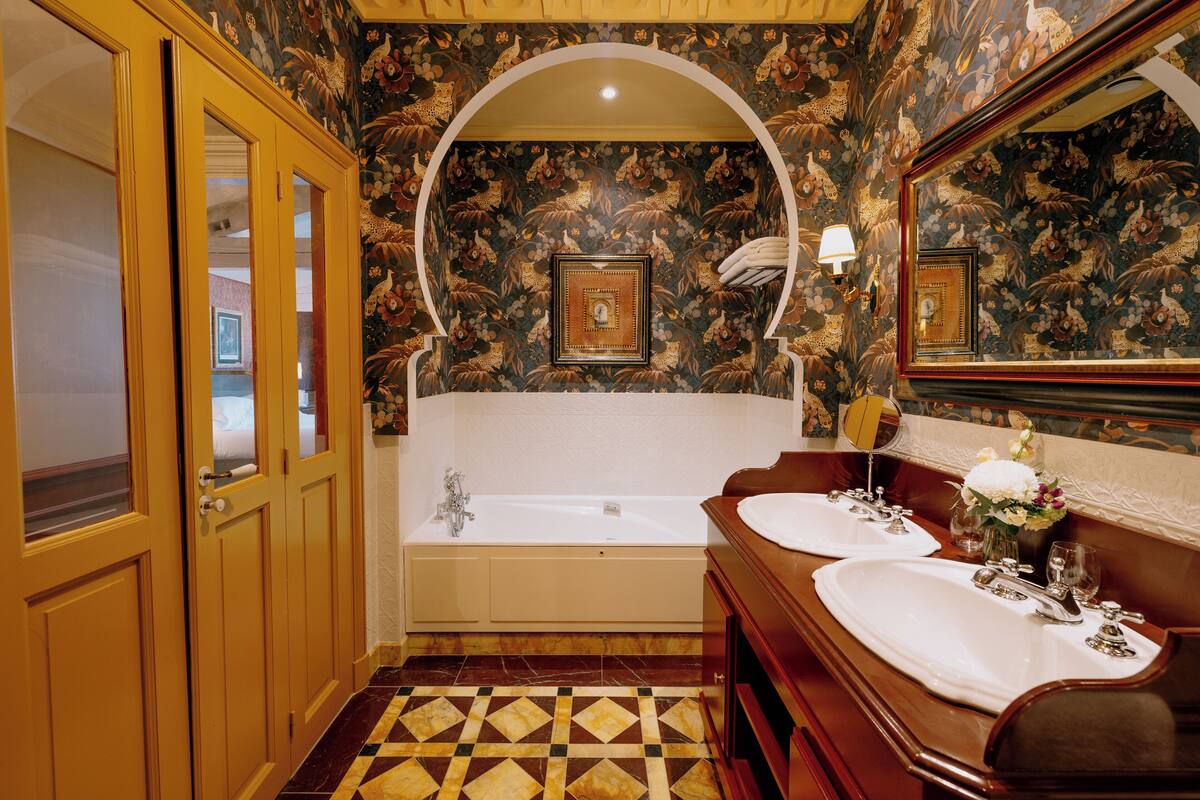 deluxe suite, harbour view | bathroom | free toiletries, hair dryer, bathrobes, slippers