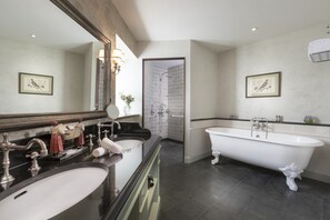 Suite presidencial, vista al puerto | Baño | Amenidades de baño gratuitas, secadora de cabello, batas, pantuflas 
