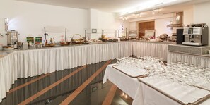 Free daily continental breakfast - Hotel Drei Könige (Lucerne)