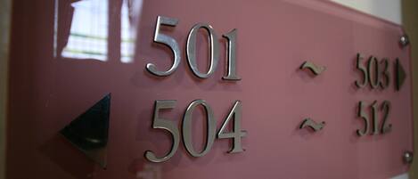 Señal metálica con los números de habitación 501, 502, 503 y 504, indicando la asignación de habitaciones del hotel.