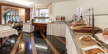 Tägliches inbegriffenes kontinentales Frühstück