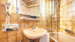 Classic Single Room | Bathroom | Hair dryer, towels - Hotel Drei Könige (Lucerne)