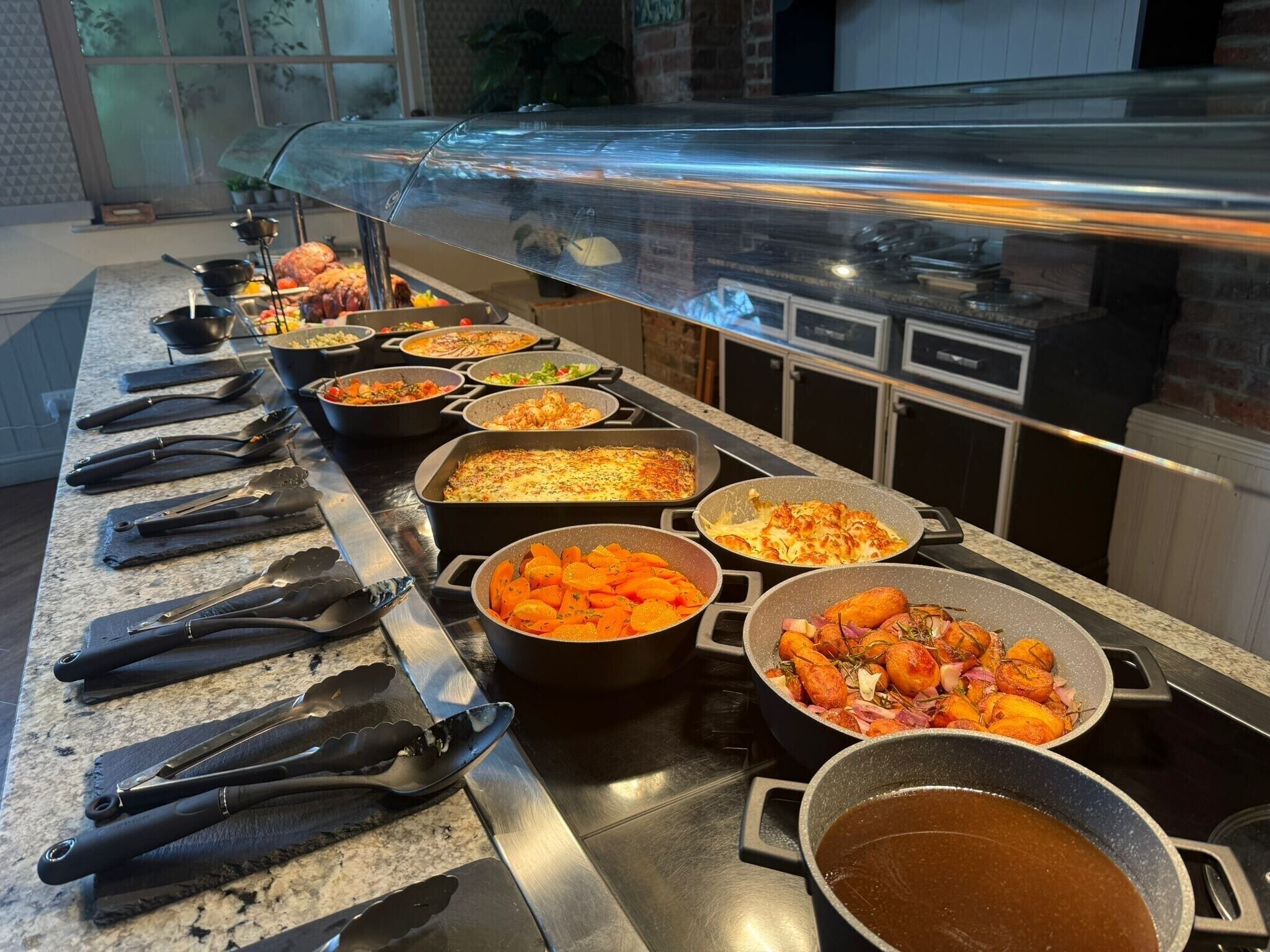 Se sirven desayunos y cocina británica (con mesas al aire libre) 