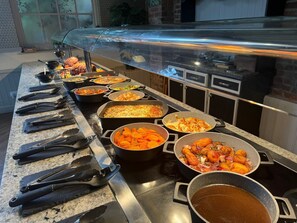 供应早餐、午餐和晚餐,英国菜,室外就餐