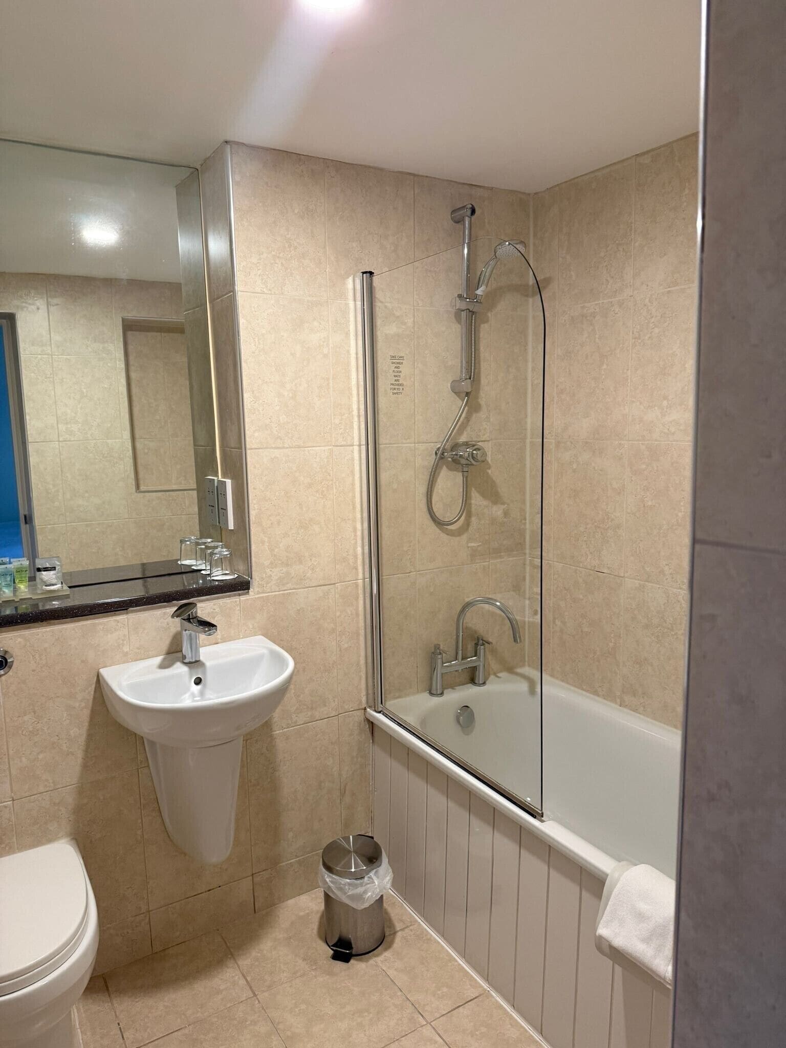 ห้องสแตนดาร์ดทวิน | ห้องน้ำ | ฝักบัวในอ่างอาบน้ำ, ของใช้ในห้องน้ำฟรี, ไดร์เป่าผม, โถสุขภัณฑ์แบบบิเดท์