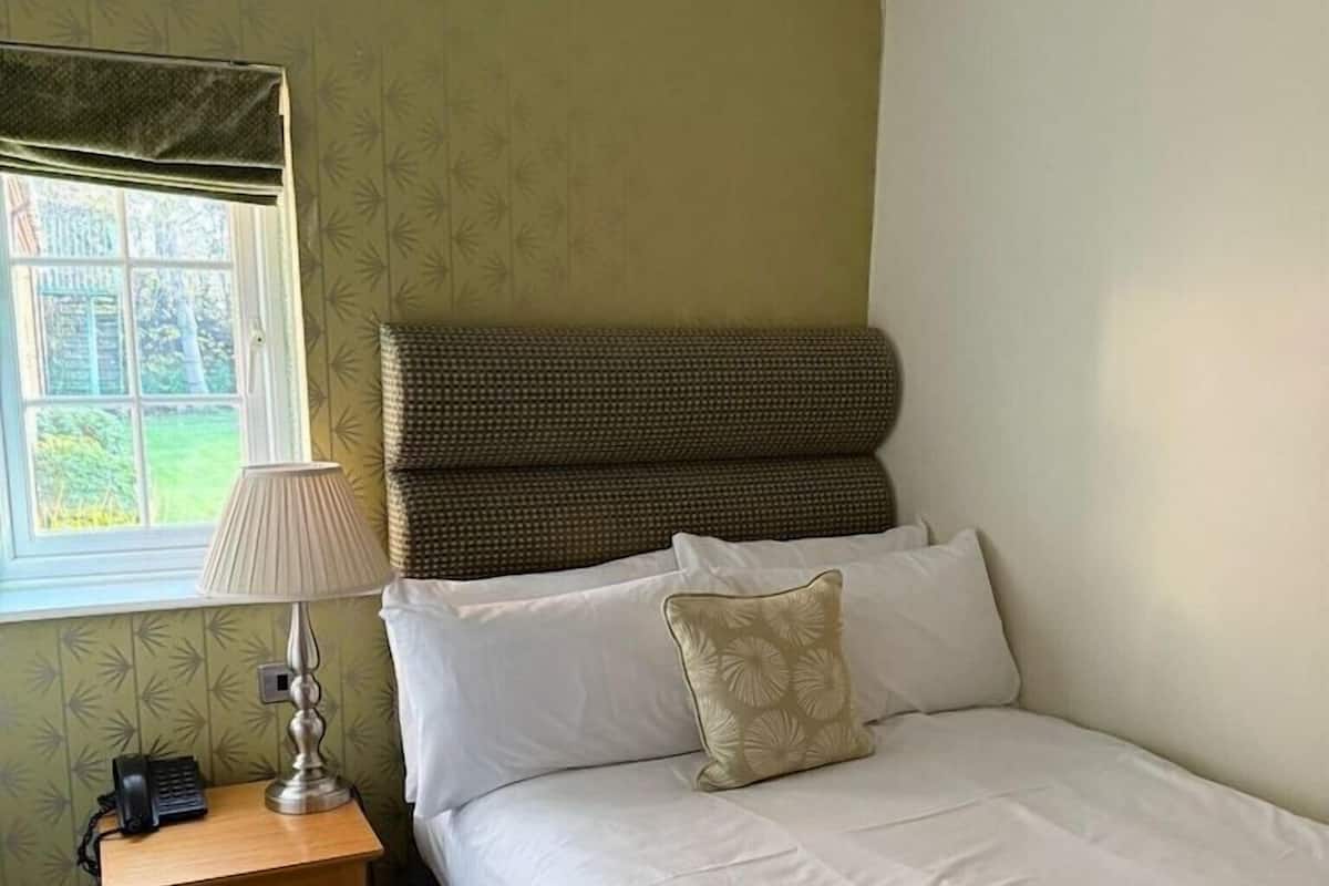Hypo-allergenic bedding, iron/ironing board (on request), free WiFi