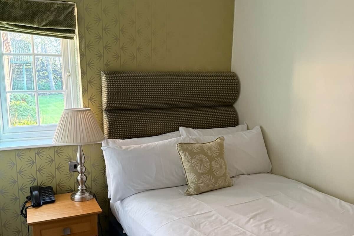 Single Room | Hypo-allergenic bedding, iron/ironing board (on request), free WiFi