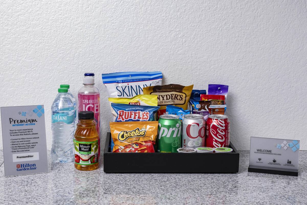 Bureau, rideaux occultants, fer et planche à repasser