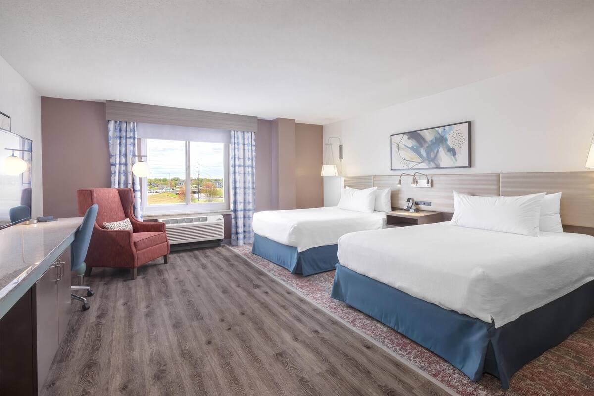 Bureau, rideaux occultants, fer et planche à repasser