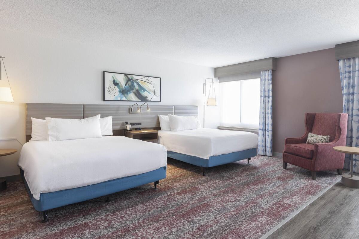 Bureau, rideaux occultants, fer et planche à repasser