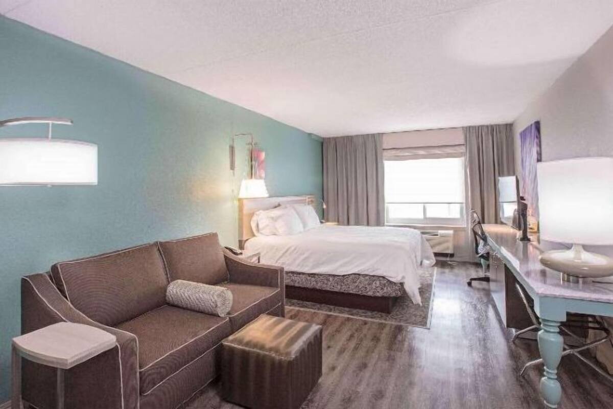 1 dormitori, escriptori, cortines opaques i planxa i posts de planxar