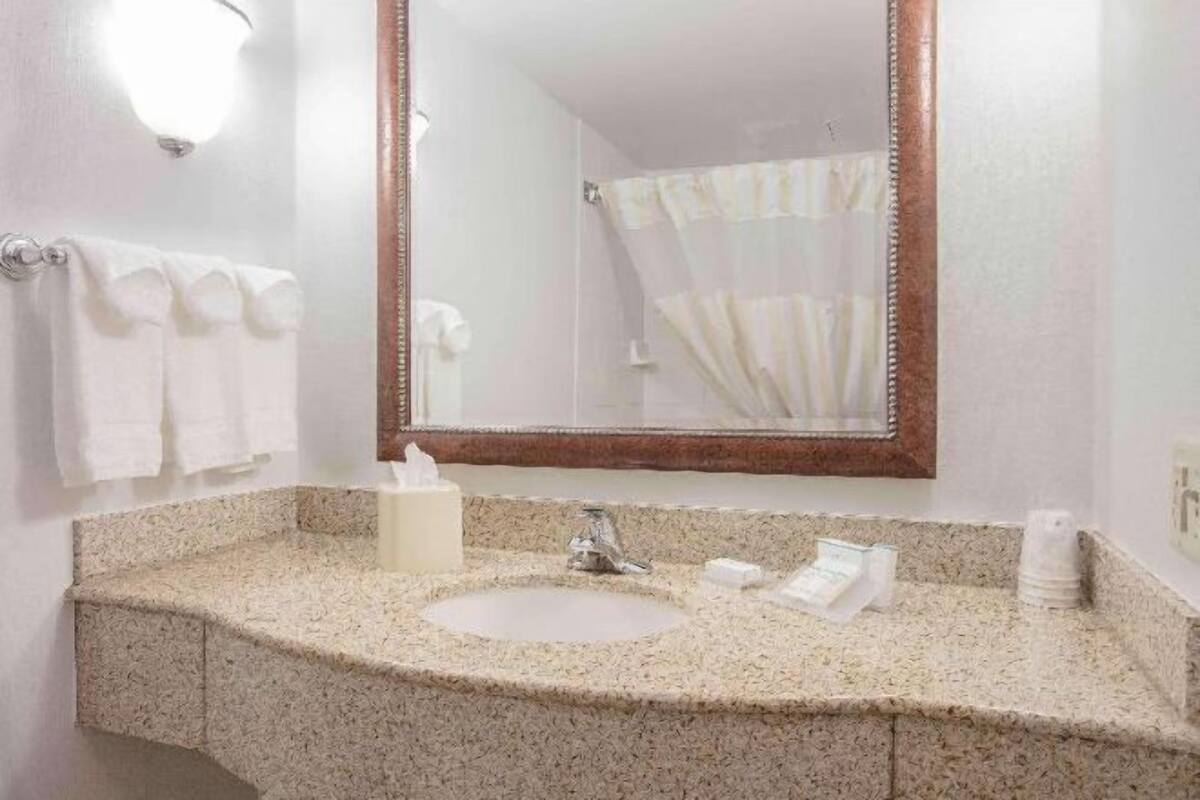 Bany | Combinació de dutxa i banyera i articles de tocador gratuïts