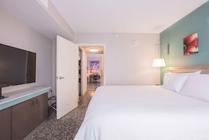 書桌、遮光窗簾/窗簾、熨斗/熨衫板、免費嬰兒床