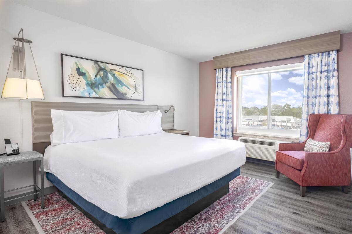 Bureau, rideaux occultants, fer et planche à repasser