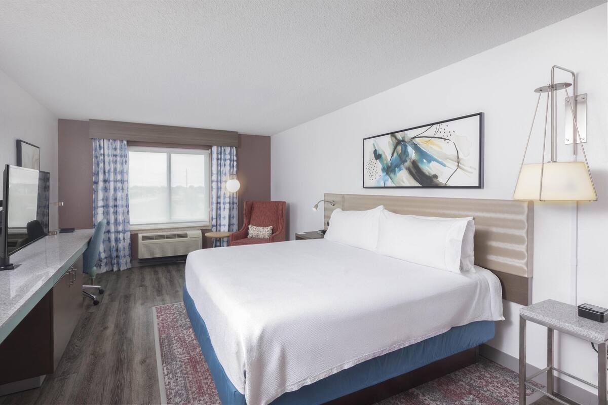 Bureau, rideaux occultants, fer et planche à repasser