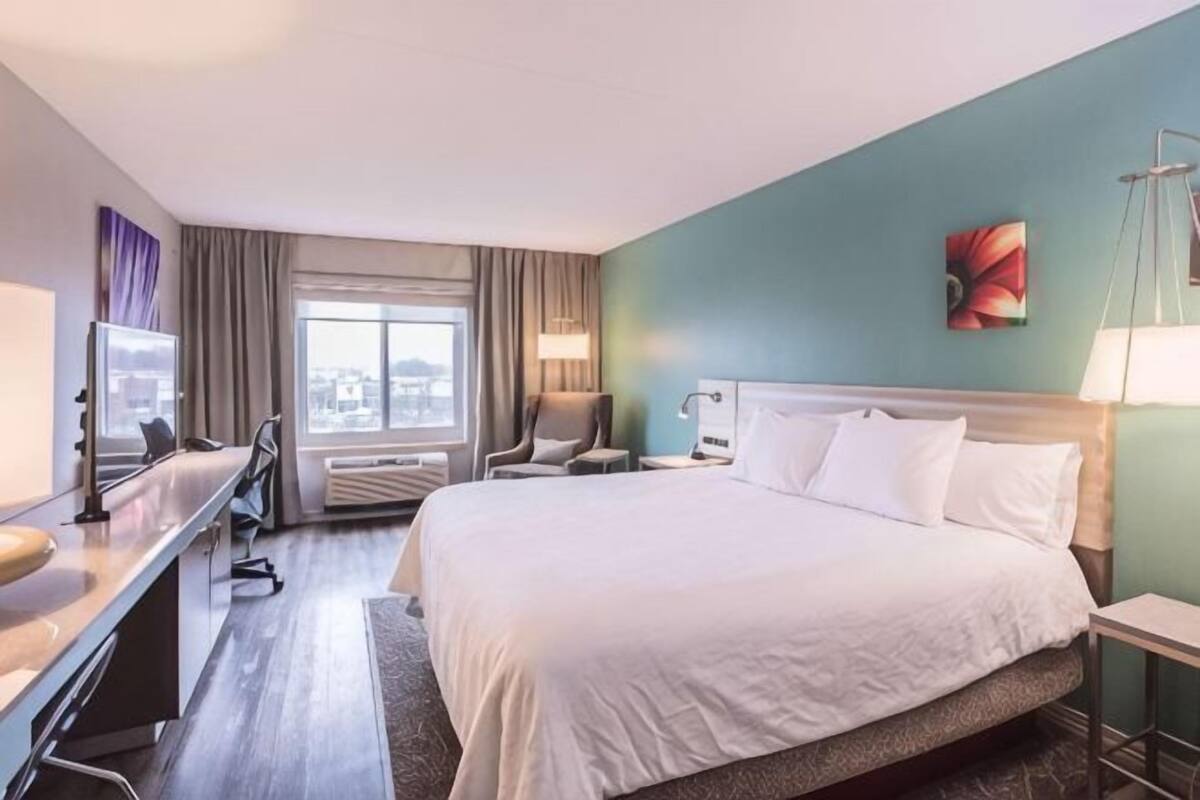 1 dormitori, escriptori, cortines opaques i planxa i posts de planxar