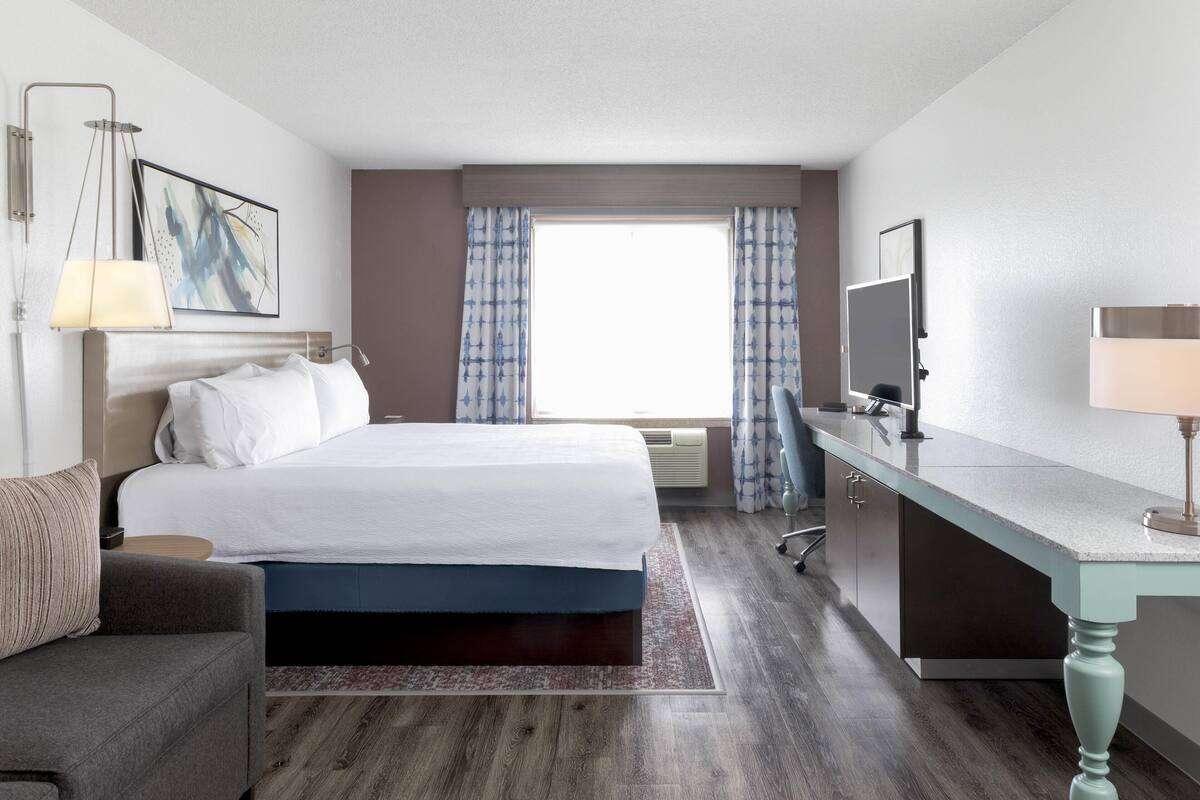 Bureau, rideaux occultants, fer et planche à repasser