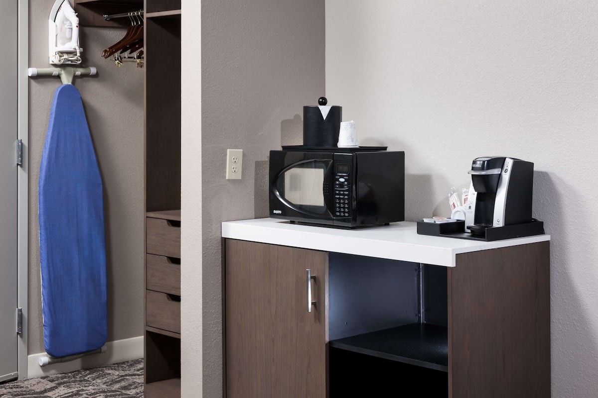 room | living area | 32-inch flat-screen tv with cable channels, tv, pay films