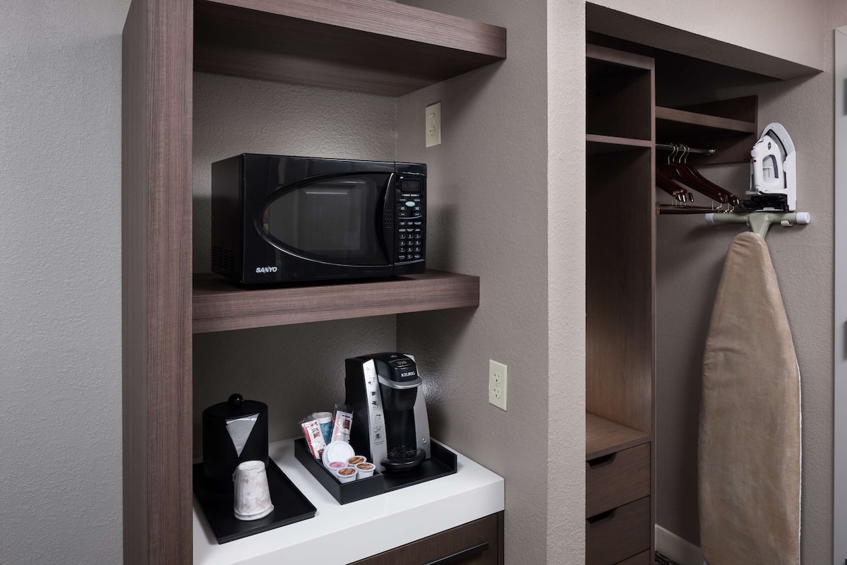 32-inch flat-screen tv with cable channels, tv, pay films