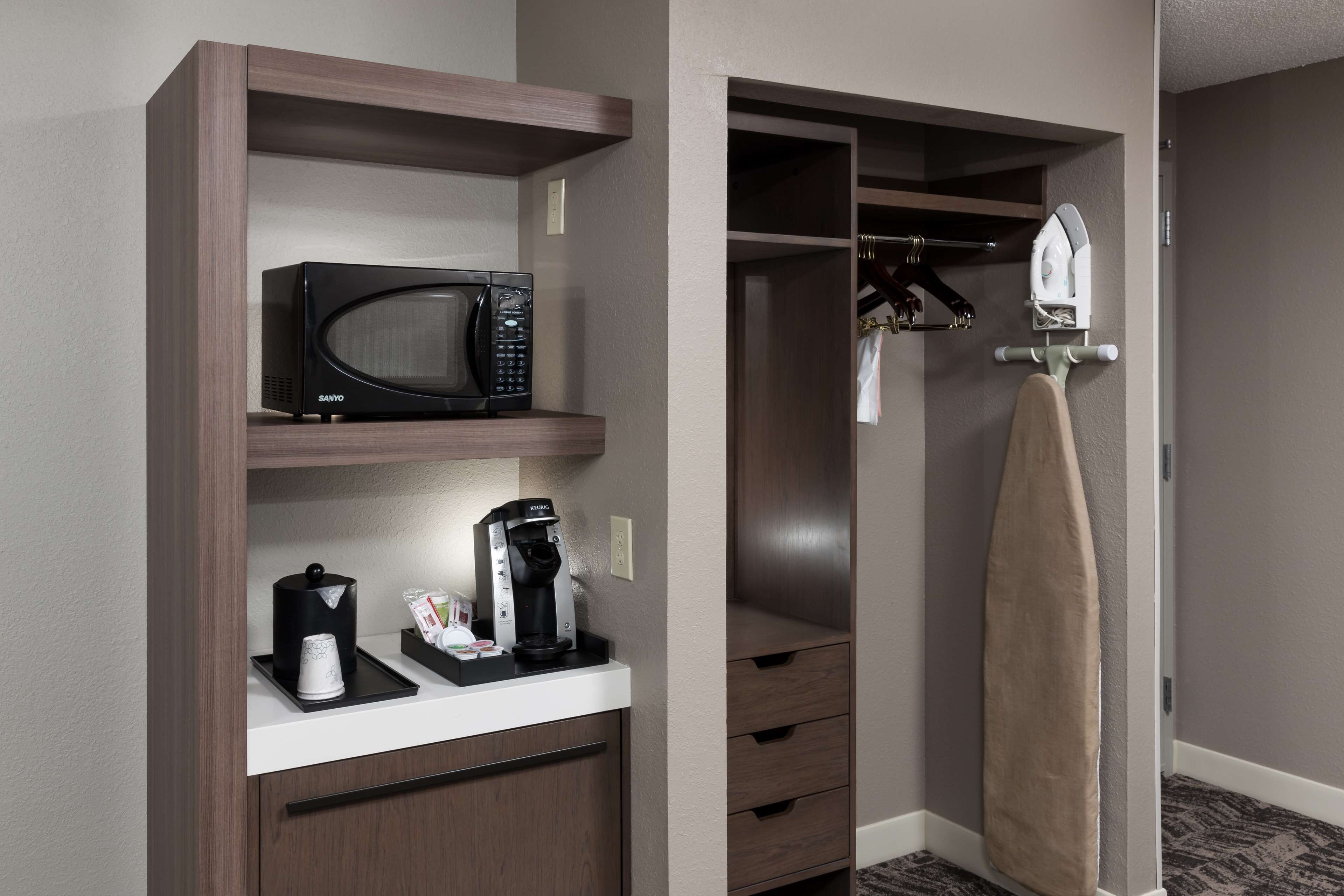 junior suite, 1 king bed | living area | 32-inch flat-screen tv with cable channels, tv, pay films