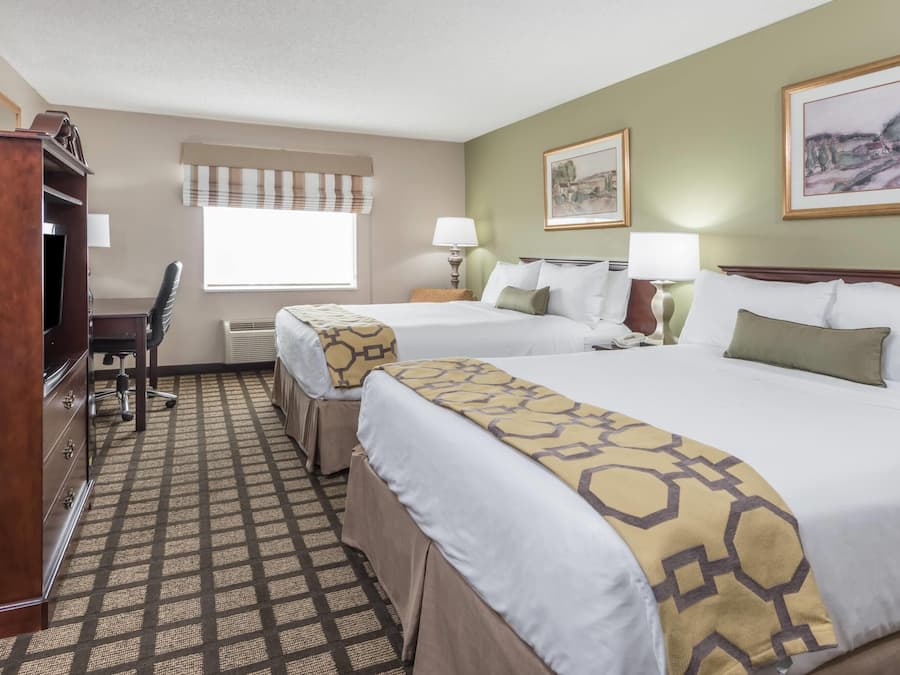 Rom, 2 queensize-senger, ikke-røyk | Dundyner, safe på rommet, skrivebord og blendingsgardiner