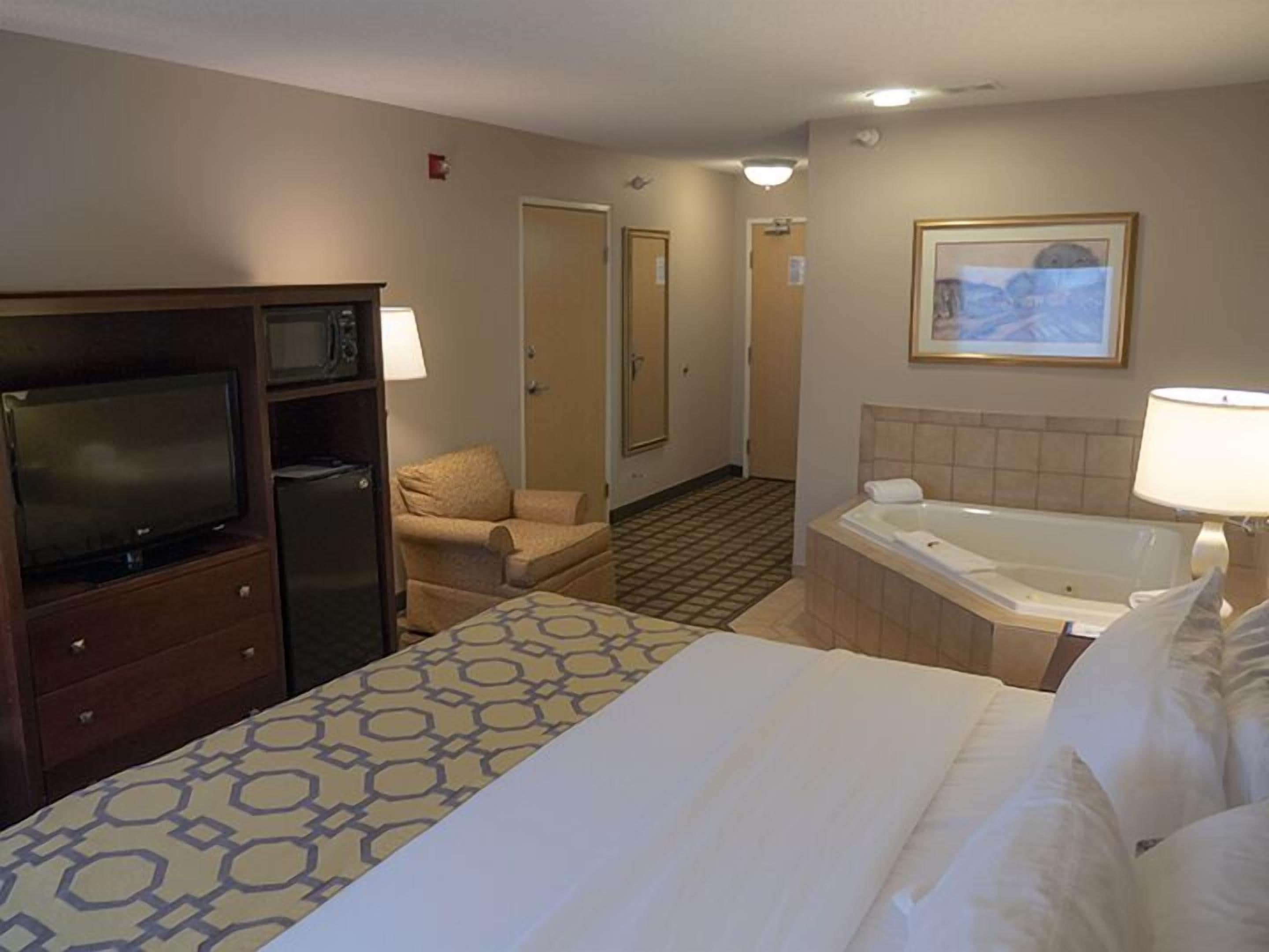 suite, 1 king bed, non smoking | down duvets, in-room safe, desk, blackout curtains