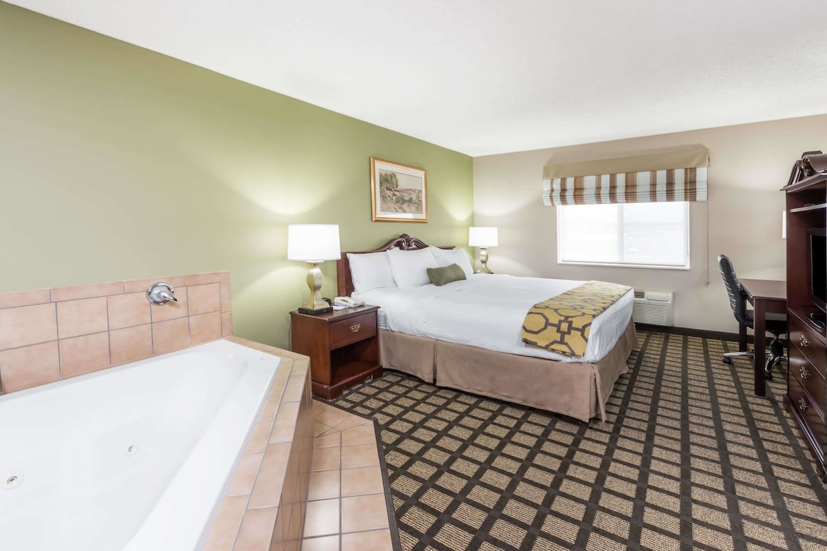 suite, 1 king bed, non smoking | down duvets, in-room safe, desk, blackout curtains