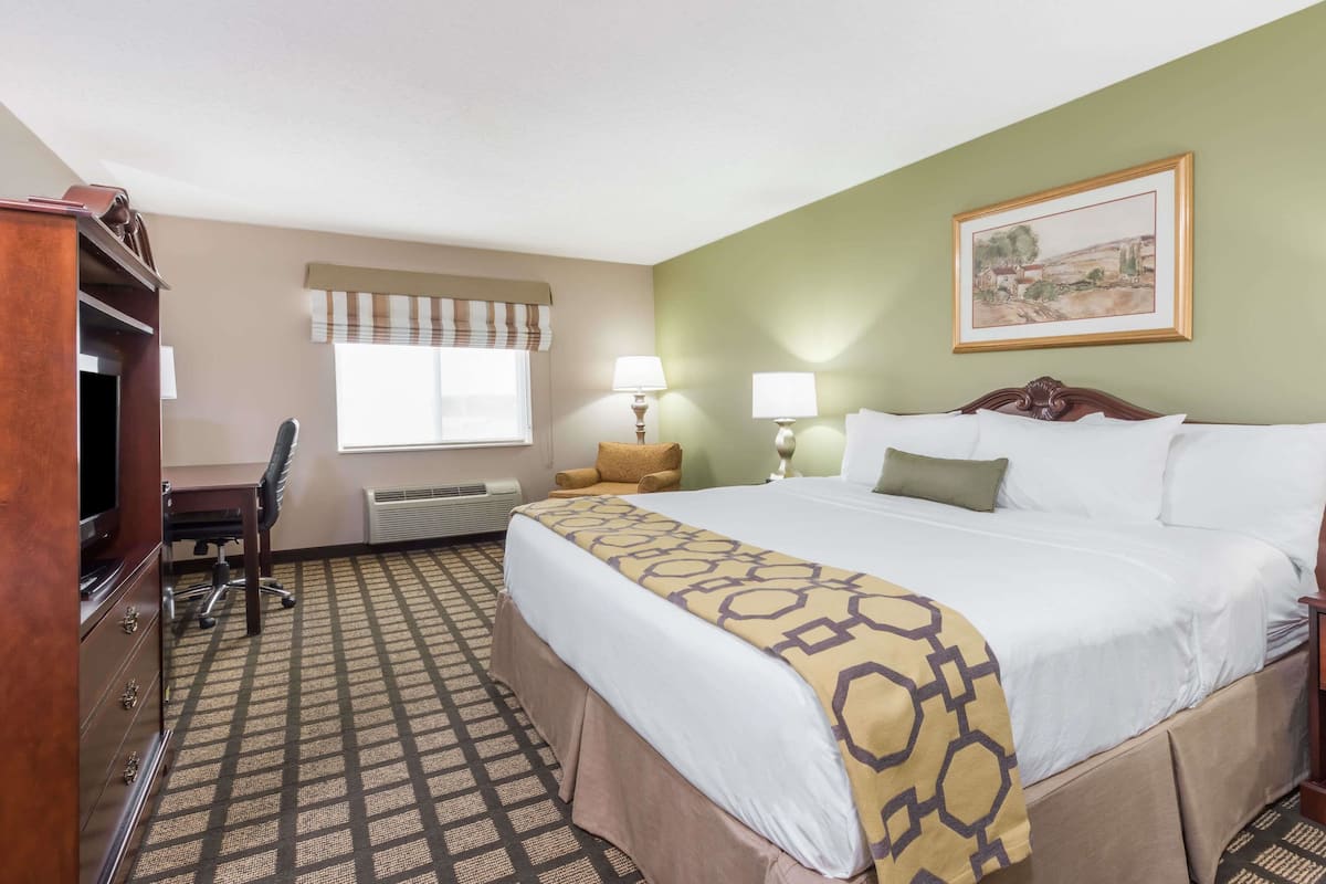 Down comforters, in-room safe, desk, blackout drapes
