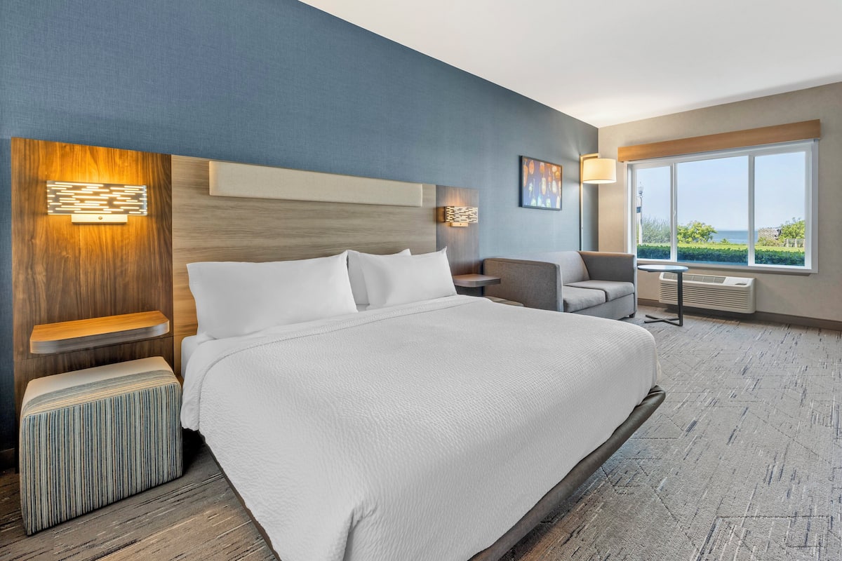 Standard Room, 1 King Bed, Fireplace | 1 bedroom, desk, laptop workspace, iron/ironing board