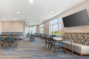 Free daily full breakfast - Holiday Inn Express & Suites Astoria by IHG (Astoria)