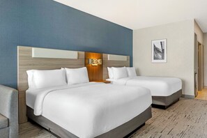 Desk, laptop workspace, iron/ironing board, free cots/infant beds - Holiday Inn Express & Suites Astoria by IHG (Astoria)