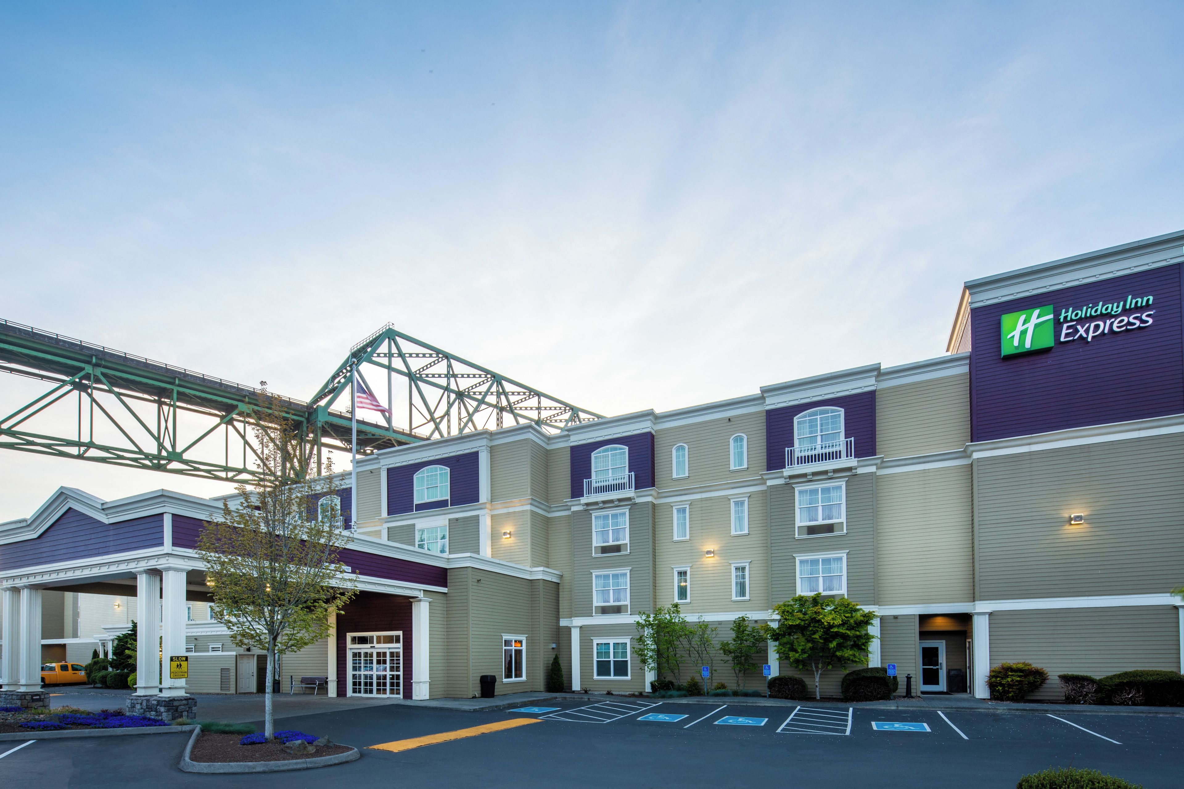 Un hôtel Holiday Inn Express doté d’un parking et d’un pont piétonnier.
