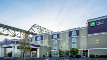 Un hôtel Holiday Inn Express doté d’un parking et d’un pont piétonnier.