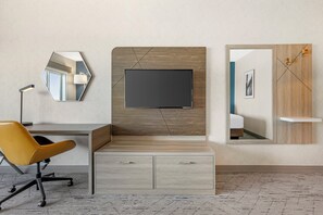 Een bureau, een laptopwerkplek, een strijkplank/strijkijzer