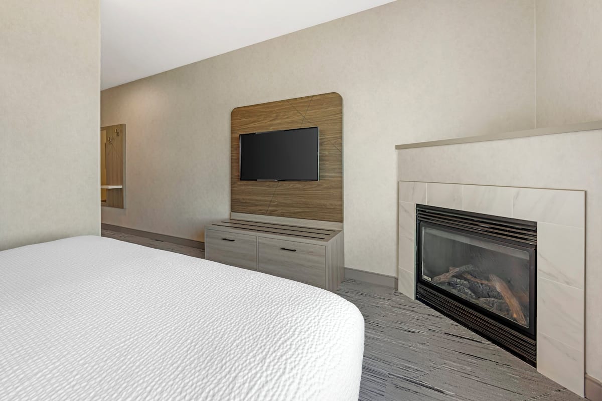Suite, 1 King Bed with Sofa bed | 1 bedroom, desk, laptop workspace, iron/ironing board