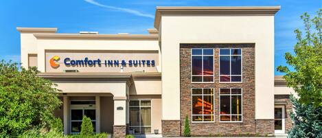 A building with a sign reading "Comfort Inn & Suites".
