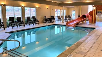 Indendørs pool, åben fra kl. 08.00 til kl. 22.00, liggestole