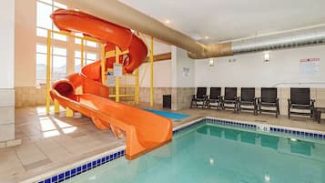 Innendørsbasseng og solsenger