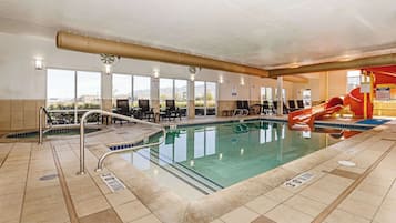 Una piscina techada, sillones reclinables de piscina