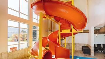 Piscine couverte, accÚs possible de 08 h 00 à 22 h 00, chaises longues