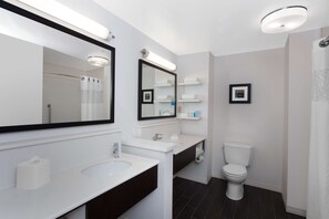 Suite, 2 queensize-senger, tilgjengelighetstilpasset, badekar | Bad | Kombinert dusj/badekar, toalettartikler (inkludert) og hårføner