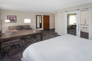 Ropa de cama de alta calidad y escritorio