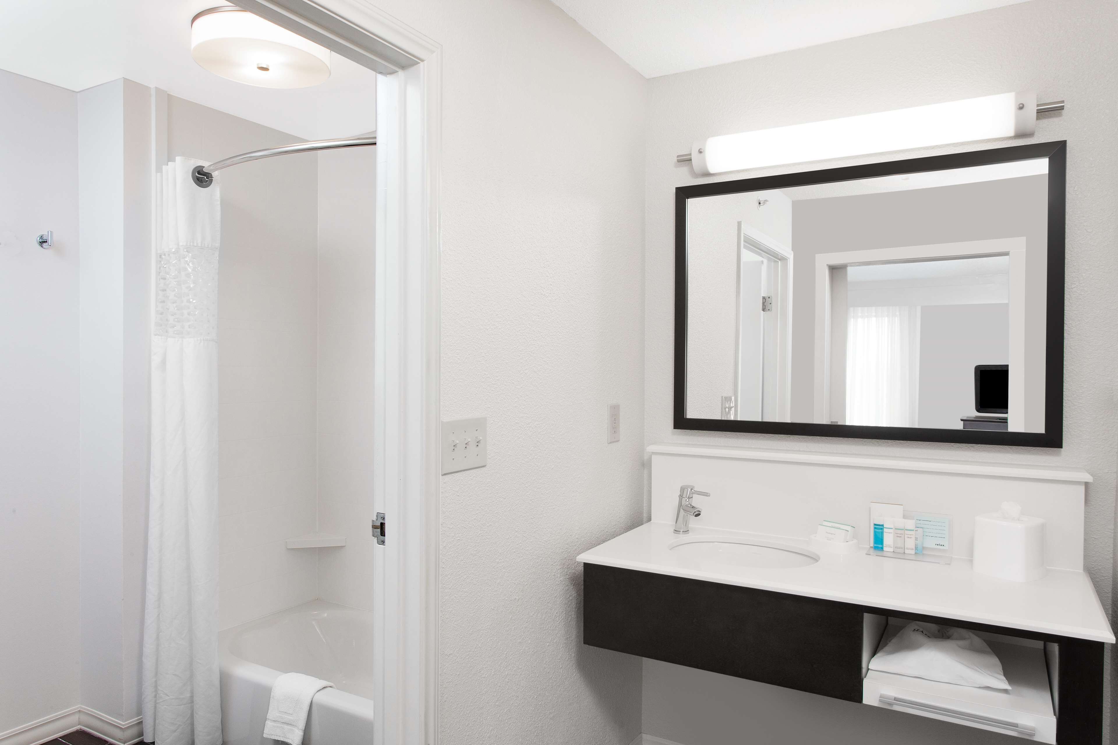 combined shower/bathtub, free toiletries, hair dryer, towels