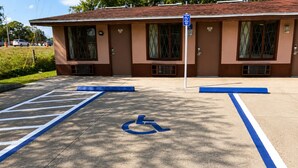 Un área de estacionamiento con un espacio reservado para discapacitados, marcado con un símbolo azul.