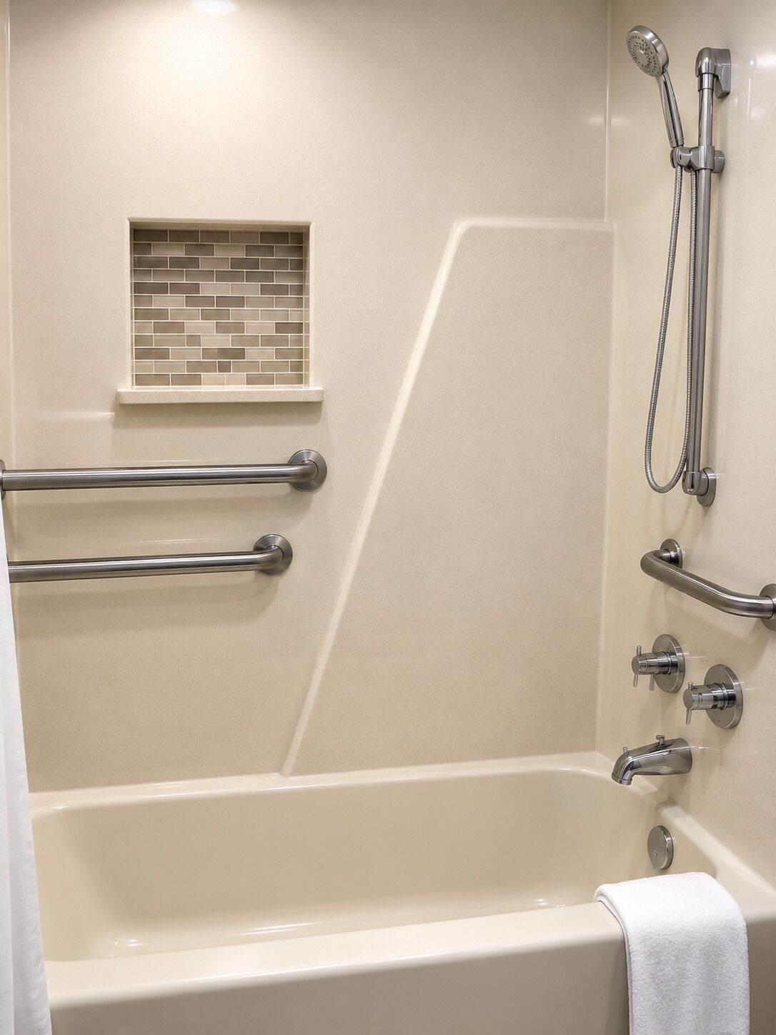 Un baño con bañera, barras de apoyo, ducha y toallero.