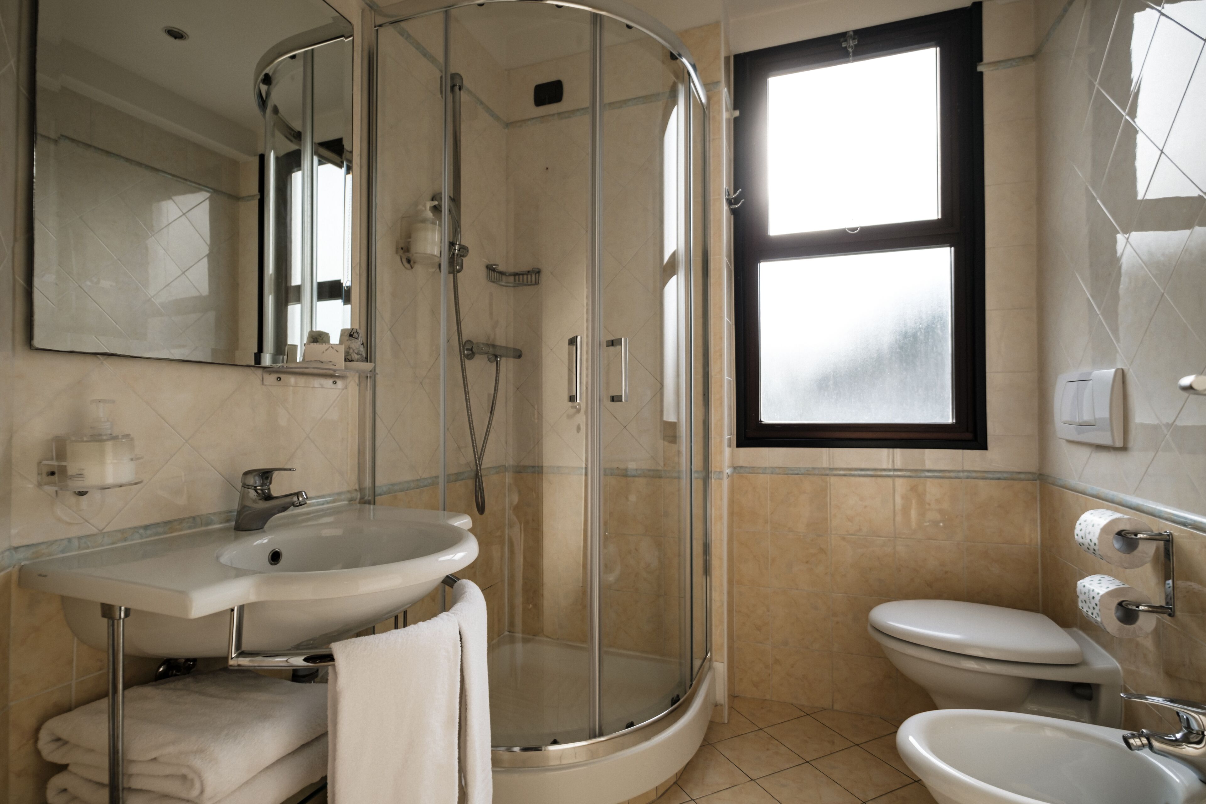double room | bathroom | shower, free toiletries, hair dryer, bidet