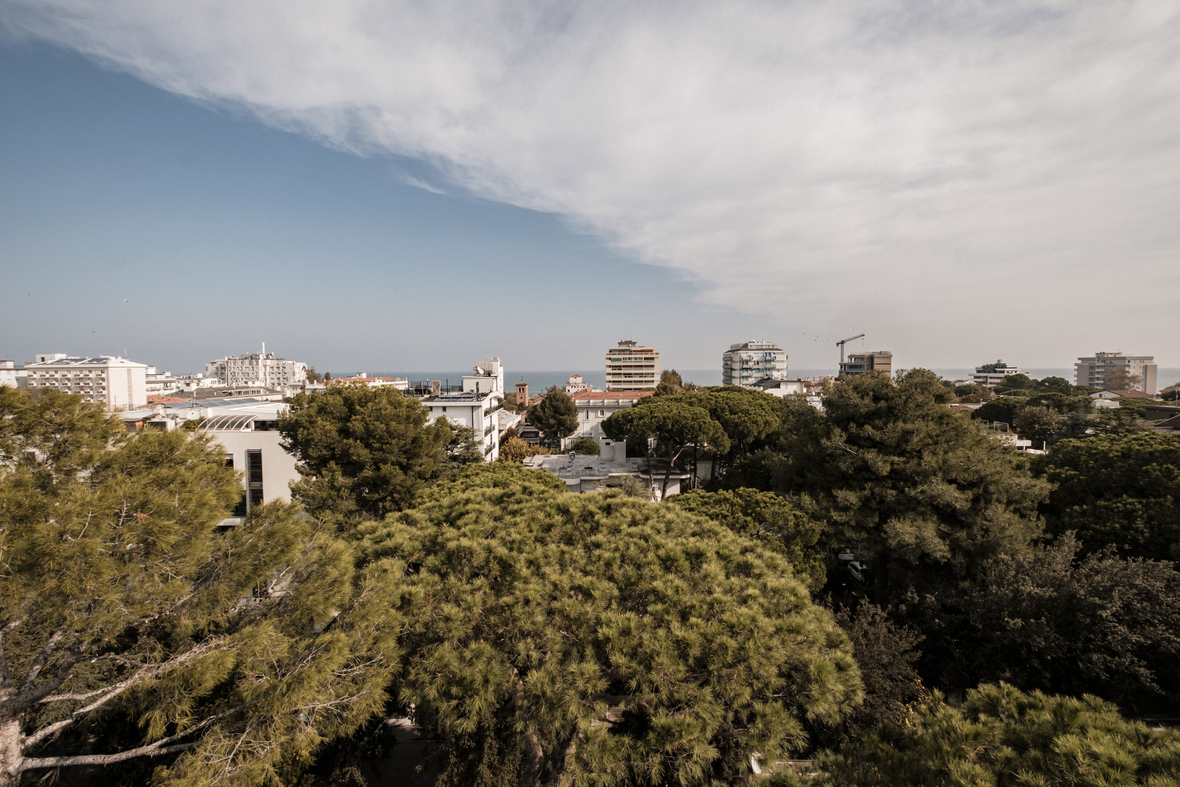 2 outdoor pools, pool loungers