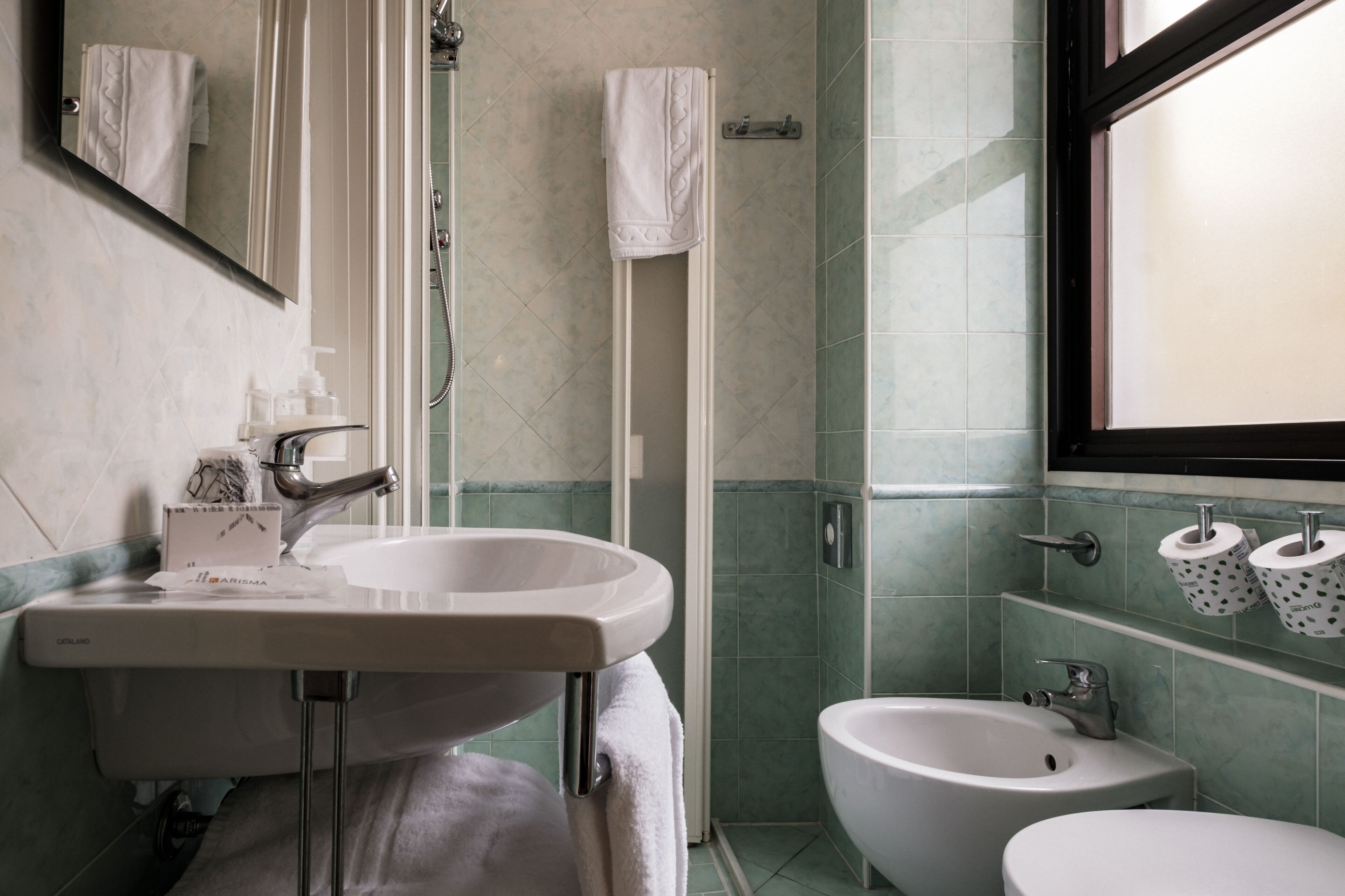 single room | bathroom | shower, free toiletries, hair dryer, bidet