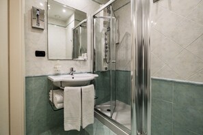 Ducha, artículos de tocador gratuitos, secador de pelo, bidet