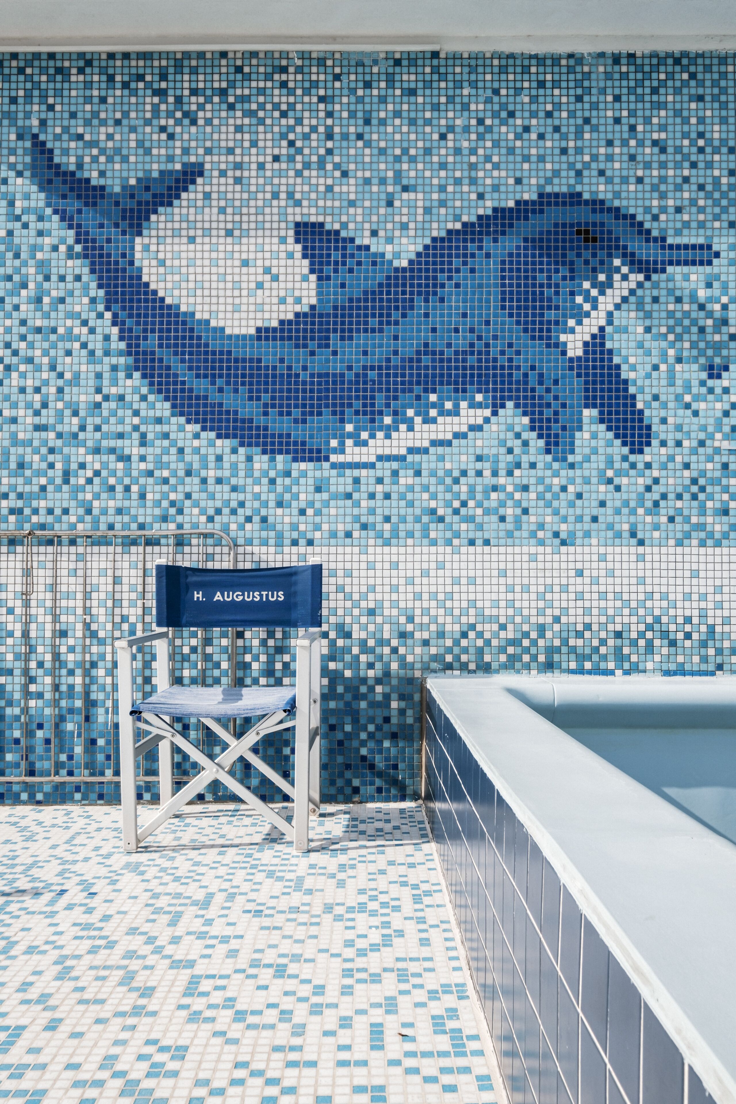 2 outdoor pools, pool loungers